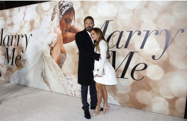 ¿Indirecta para Ben? Así llegó vestida JLo para la premier de su película con Maluma