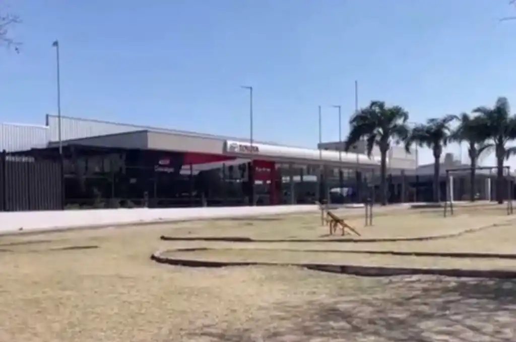 Con gomeras rompieron un vidrio y dañaron vehículos