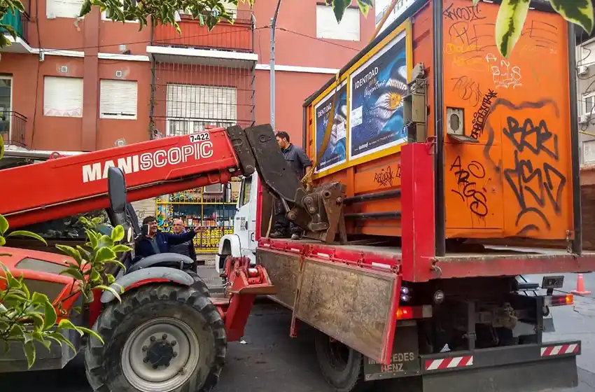 El Municipio comenzó a retirar puestos de diarios abandonados