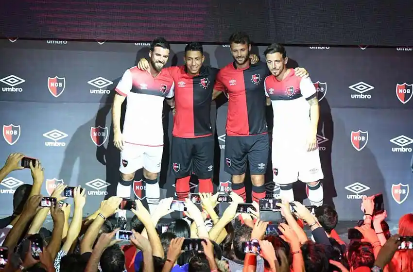 Se presentó la nueva casaca rojinegra