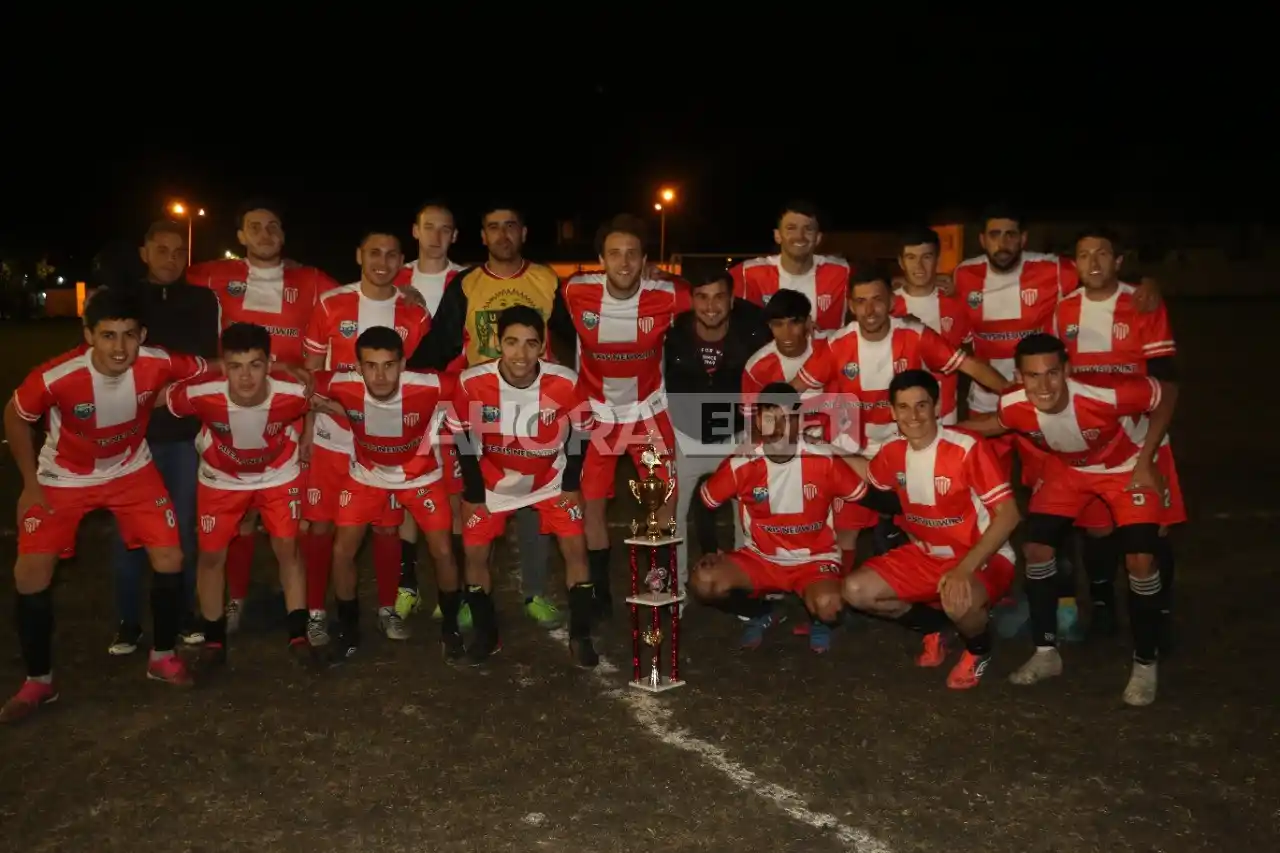 Defensores del Sur festejó por Triplicado: ganó el clásico, levantó la copa y clasificó al provincial