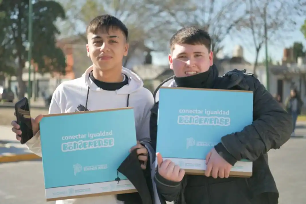 Dos chicos con computadoras entregadas por el Estado