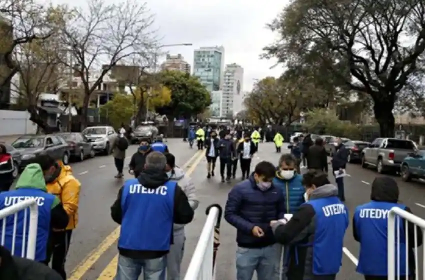Vuelven los hinchas a las canchas: se exigirá tener al menos una dosis de la vacuna contra el coronavirus