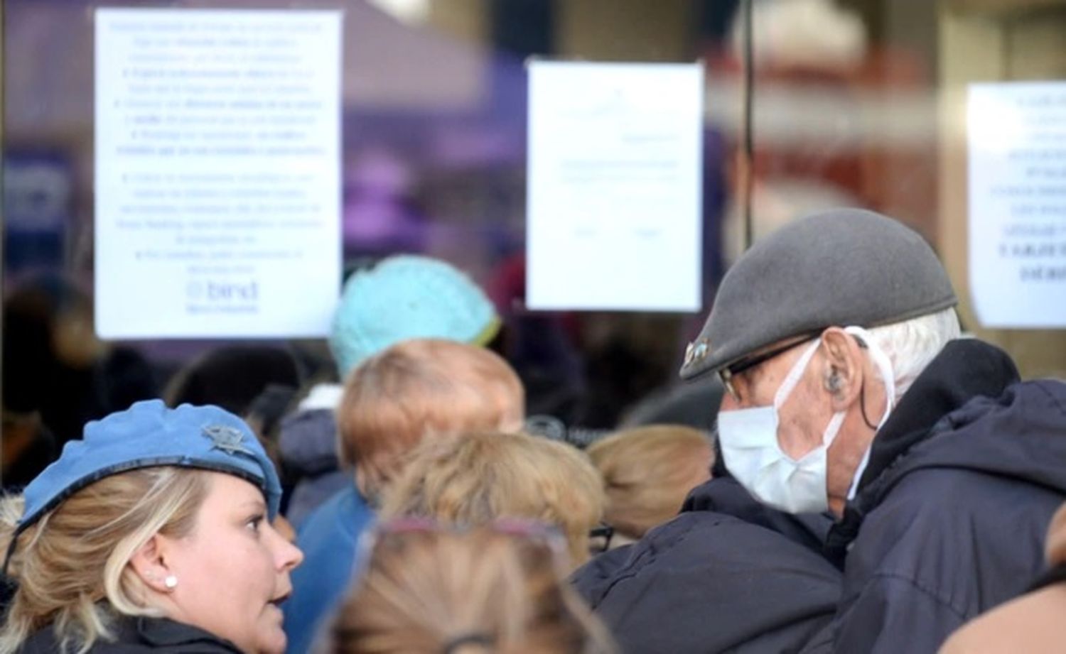 En medio del descontrol, en un banco de Mendoza denunciaron que "alquilaban" bebés para evitar las colas