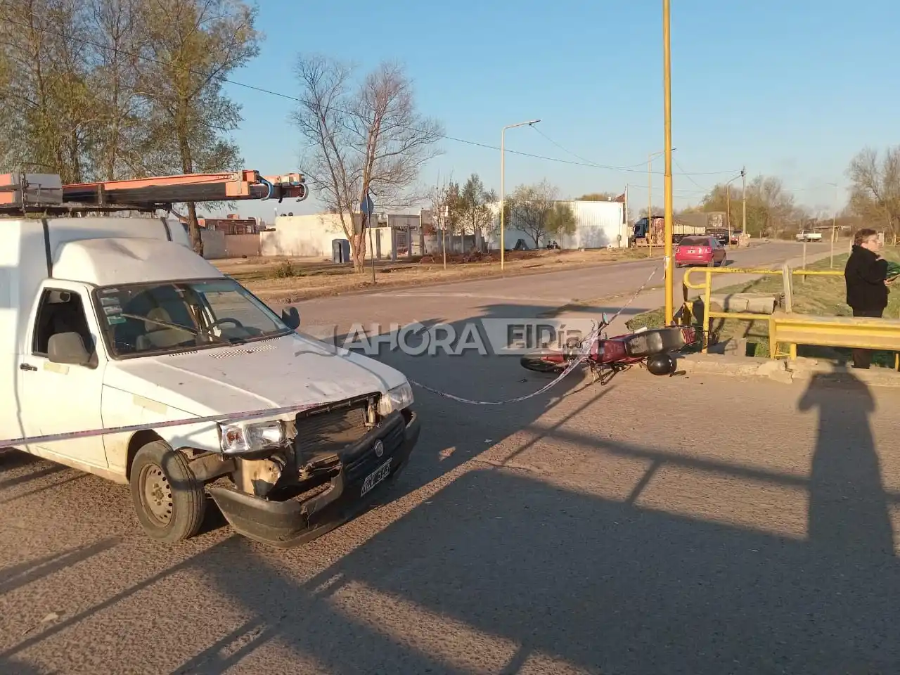 Un motociclista chocó contra una camioneta y debió ser trasladado en ambulancia por lesiones de consideración