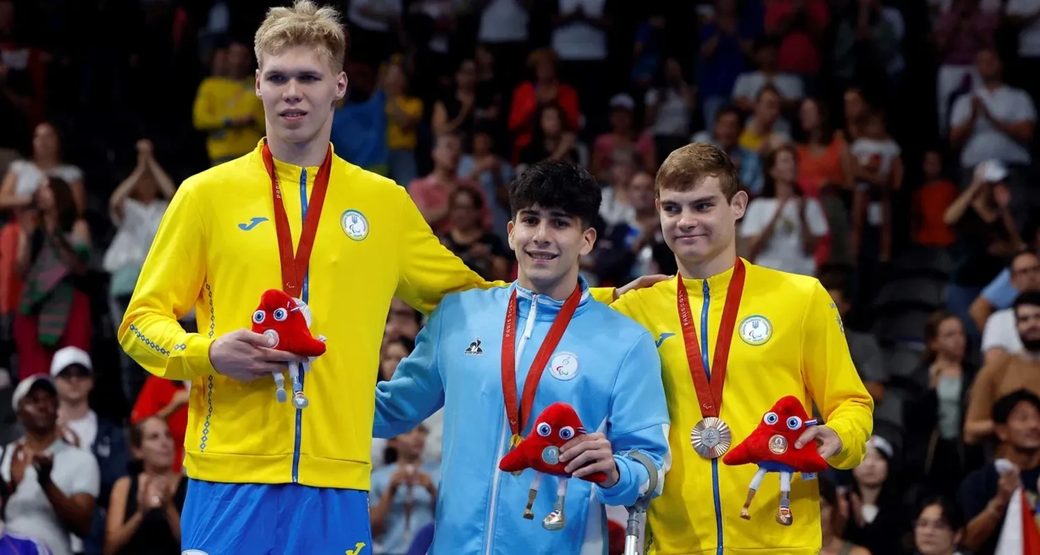 Iñaki Basiloff en el podio junto a su oro. Crédito: Andrew Couldridge/Reuters