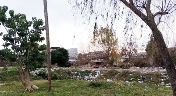 Calles intransitables y un basural en lugar de una plaza