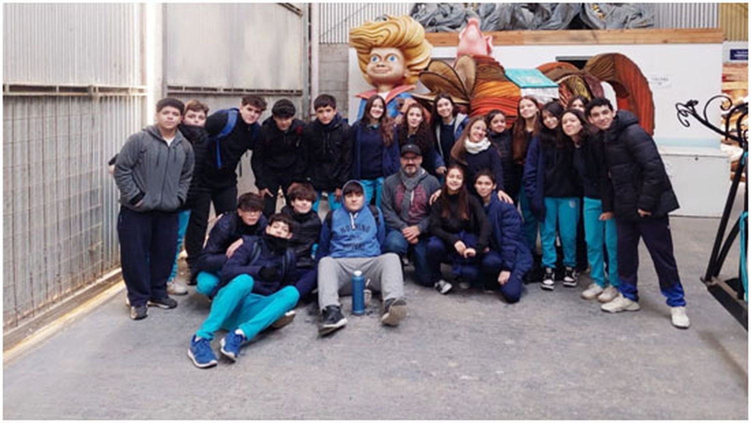 Estudiantes de 3° “A” del Instituto D-220 “Juventud Unida” en el galpón de Papelitos junto a Juane Villagra, director de la comparsa. Foto: Ekaterina Beber.