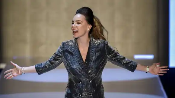 TREMENDO SUSTO pasa Belinda con un fan (Video)