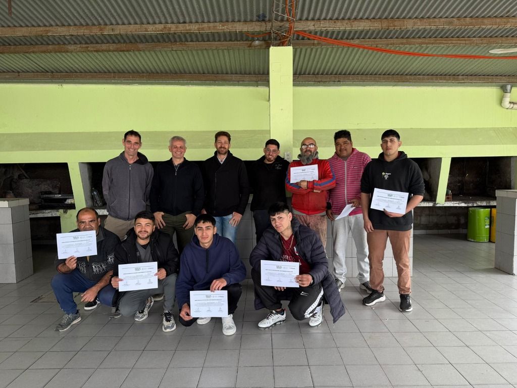 Entrega de certificados del curso de reparación de bicicletas