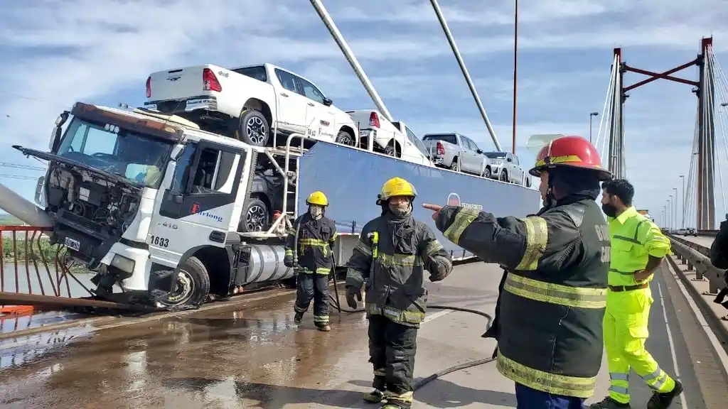 Un camión que transportaba vehículos chocó contra una baranda en el Puente de Zárate