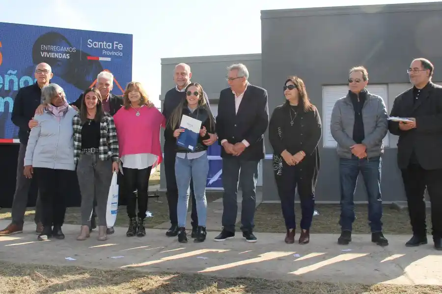 En San Javier, el gobernador entregó 26 escrituras y 26 viviendas a familias de la ciudad, en las que el gobierno provincial invirtió más de 270 millones de pesos.