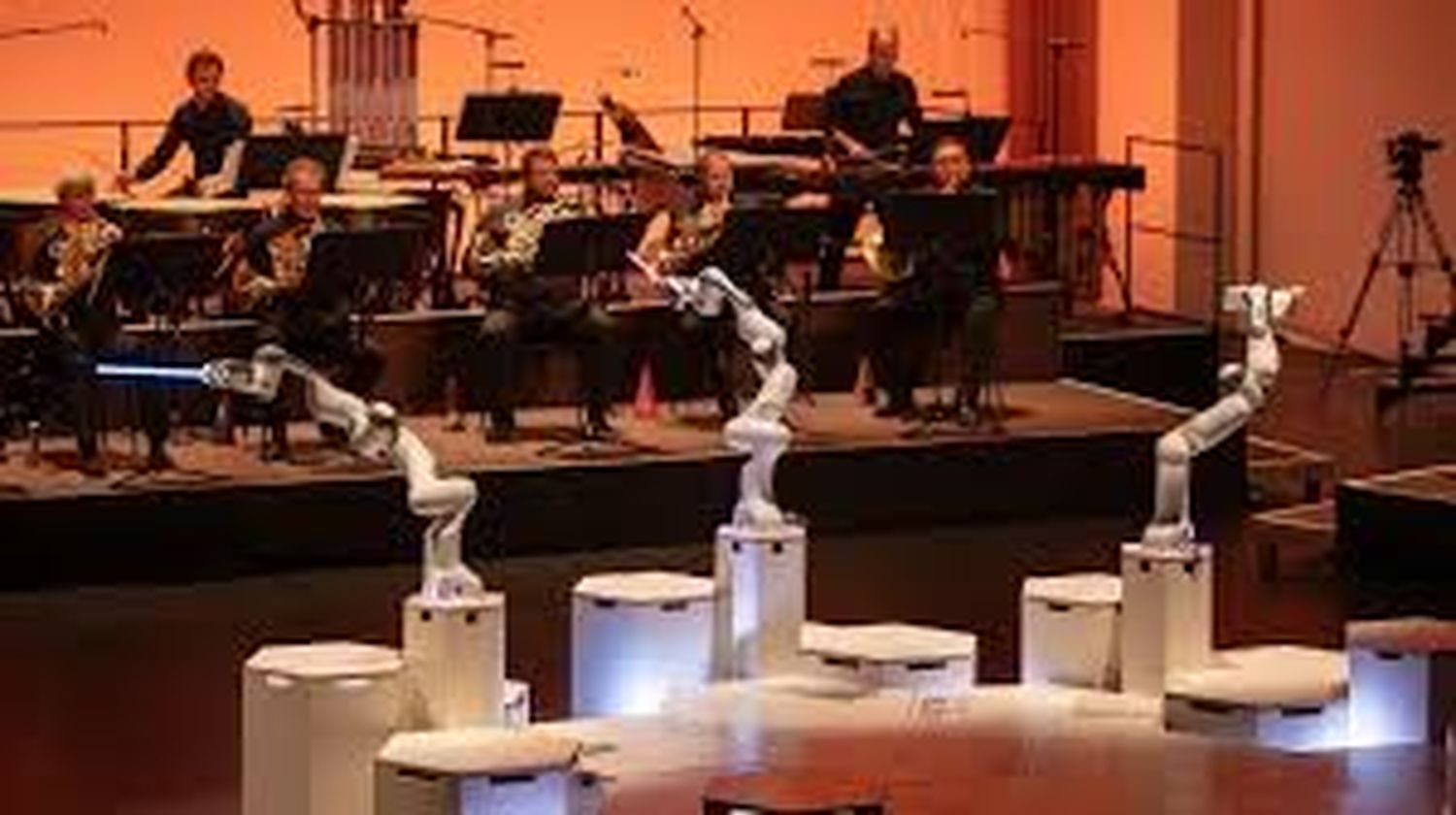 Robot con tres brazos dirige una orquesta alemana