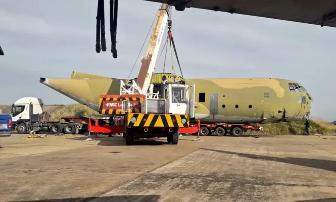 Así montaban el avión en el camión que lo traerá hasta Pilar. 