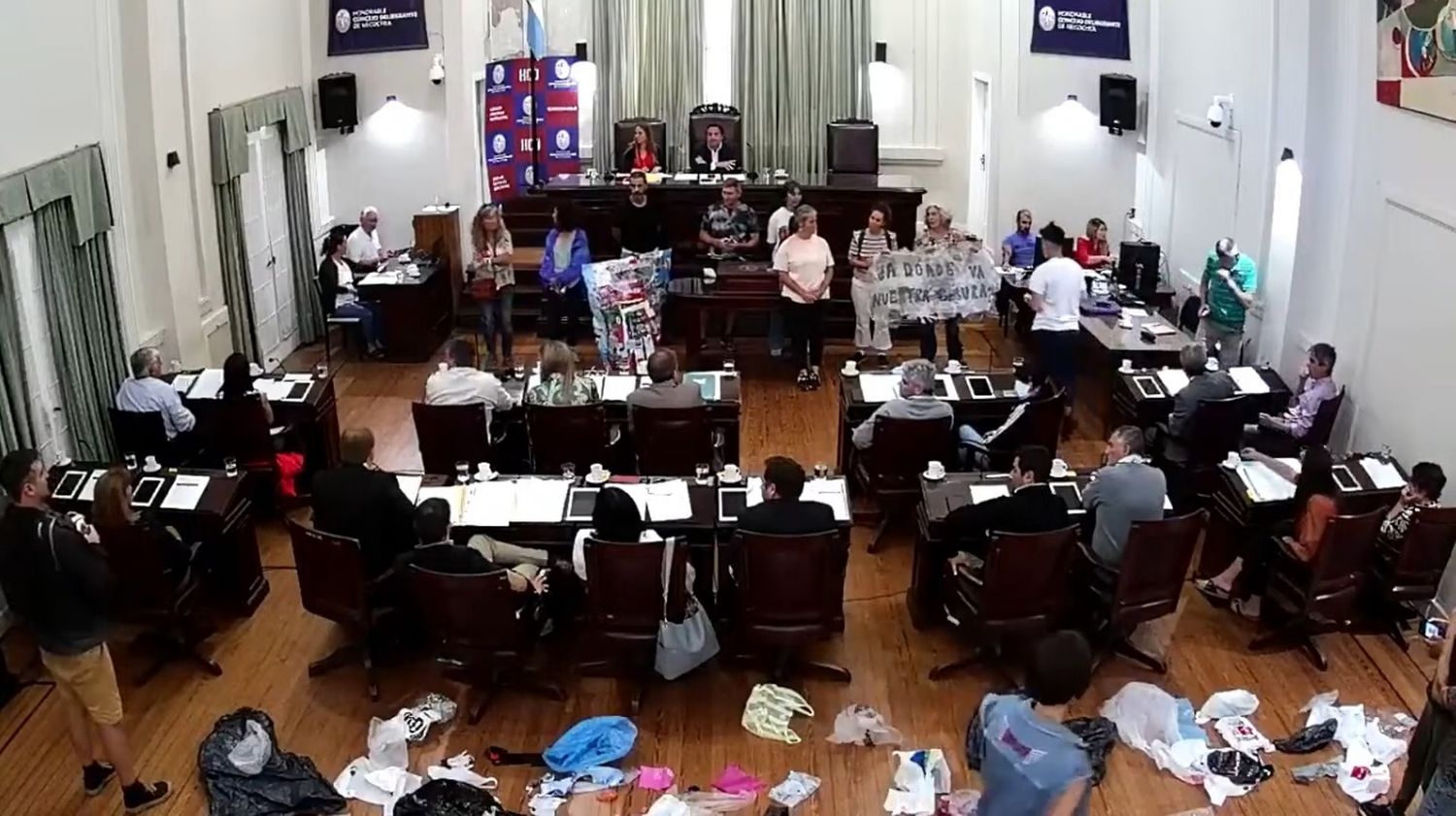 Necochea: Ambientalistas llenaron de mugre el HCD y escracharon a concejales que aprobaron nuevo convenio de basura 