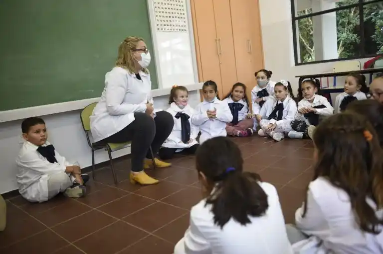 Pese a las quejas de los gremios, confirman que la provincia tendrá una hora más de clases