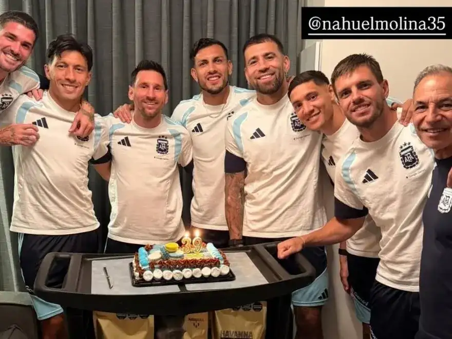 A través de sus redes sociales, el Diez agradeció el gesto con un breve mensaje: “Anoche arrancamos con una linda sorpresa. ¡Gracias!”.