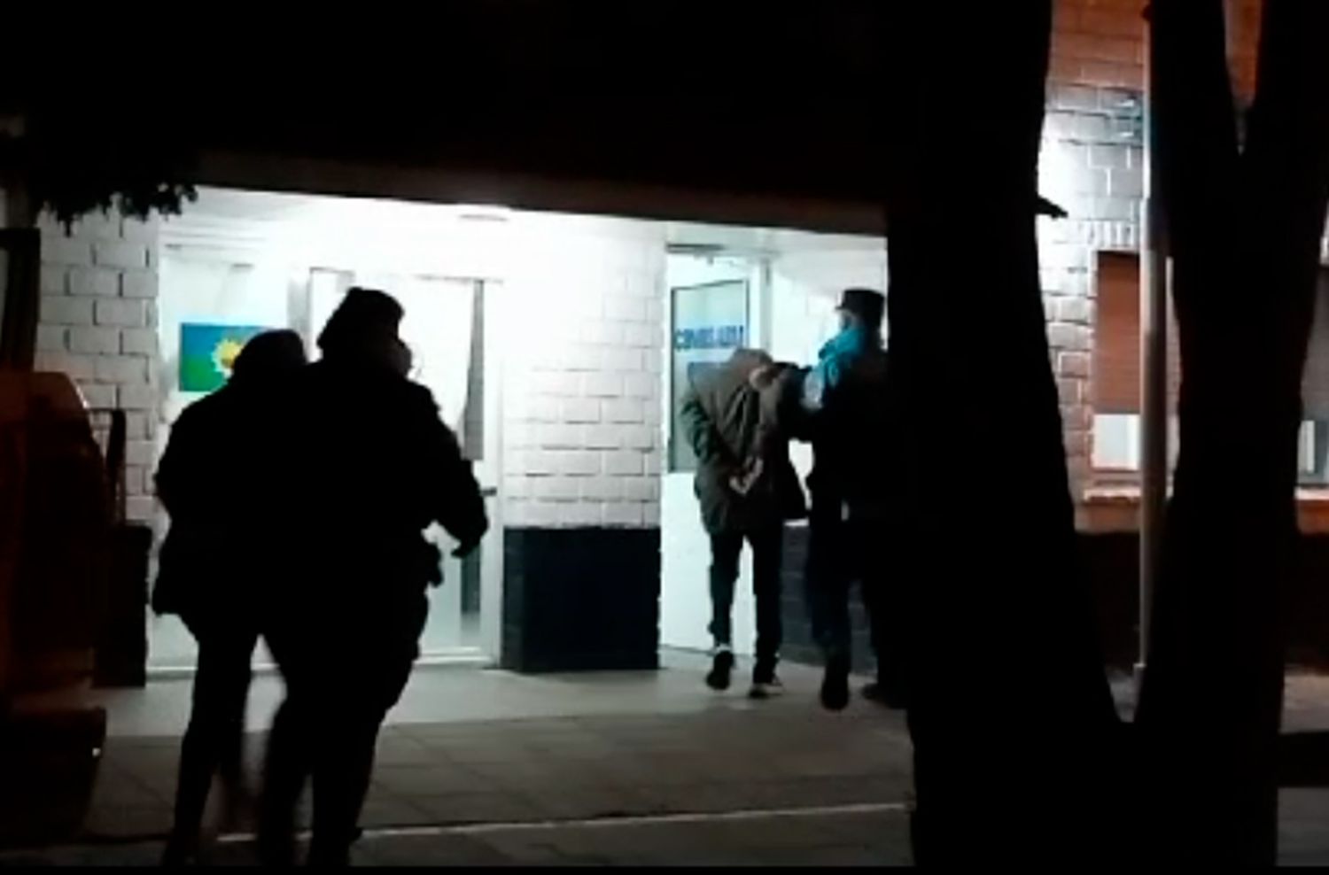 Pelea con su ex: la atacó, fue detenido, recuperó la libertad y tomó de rehén a sus dos hijas