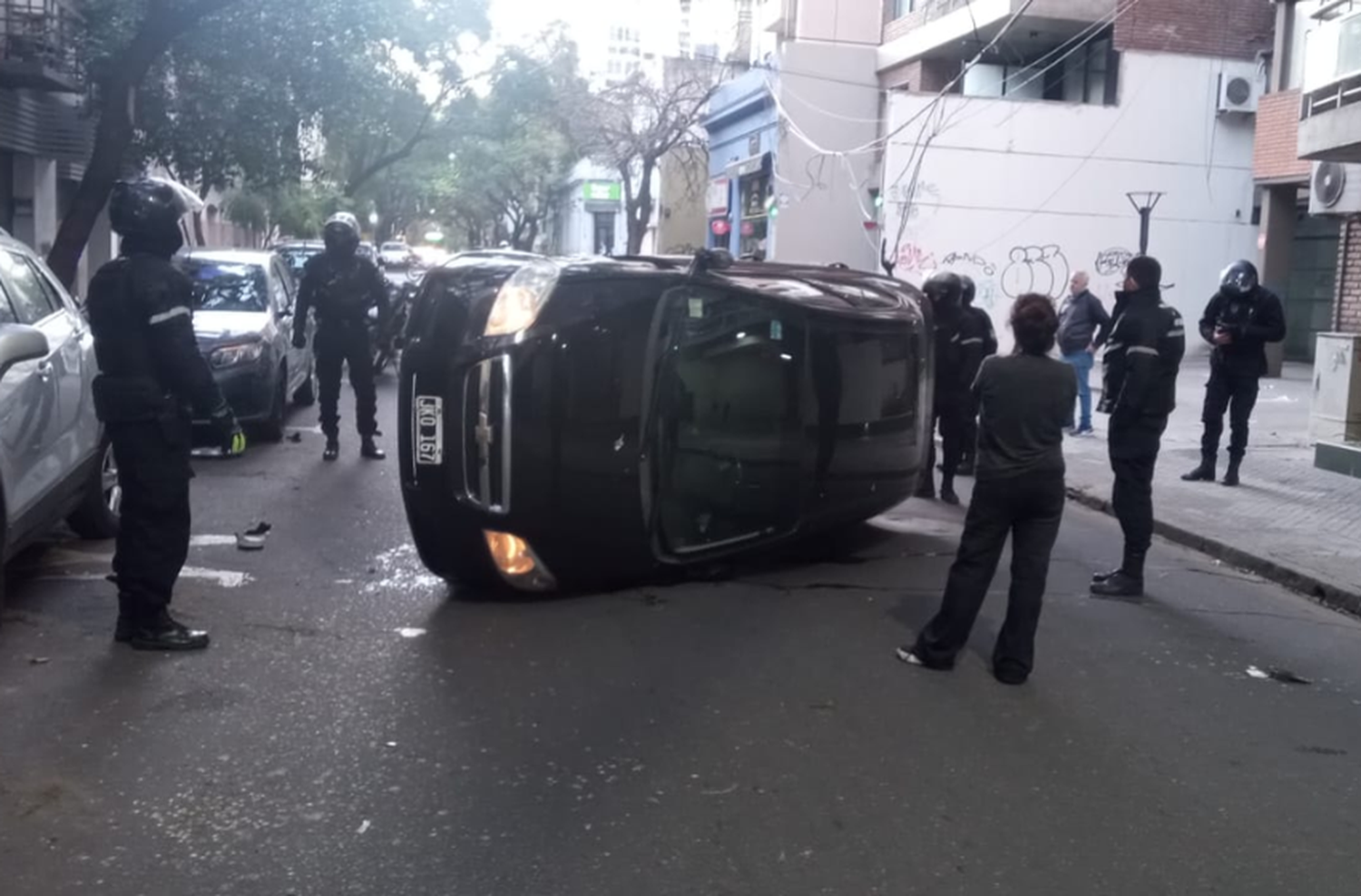 Perdió el control de su auto, chocó a otros dos vehículos estacionados y y volcó en pleno centro