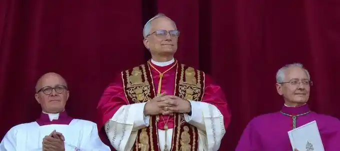 «La paz sea con ustedes»: Robert Prevost es el sucesor de Francisco y asume con el nombre de León  XIV