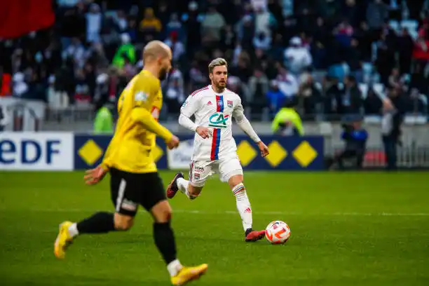 Avanzó Lyon, con Tagliafico