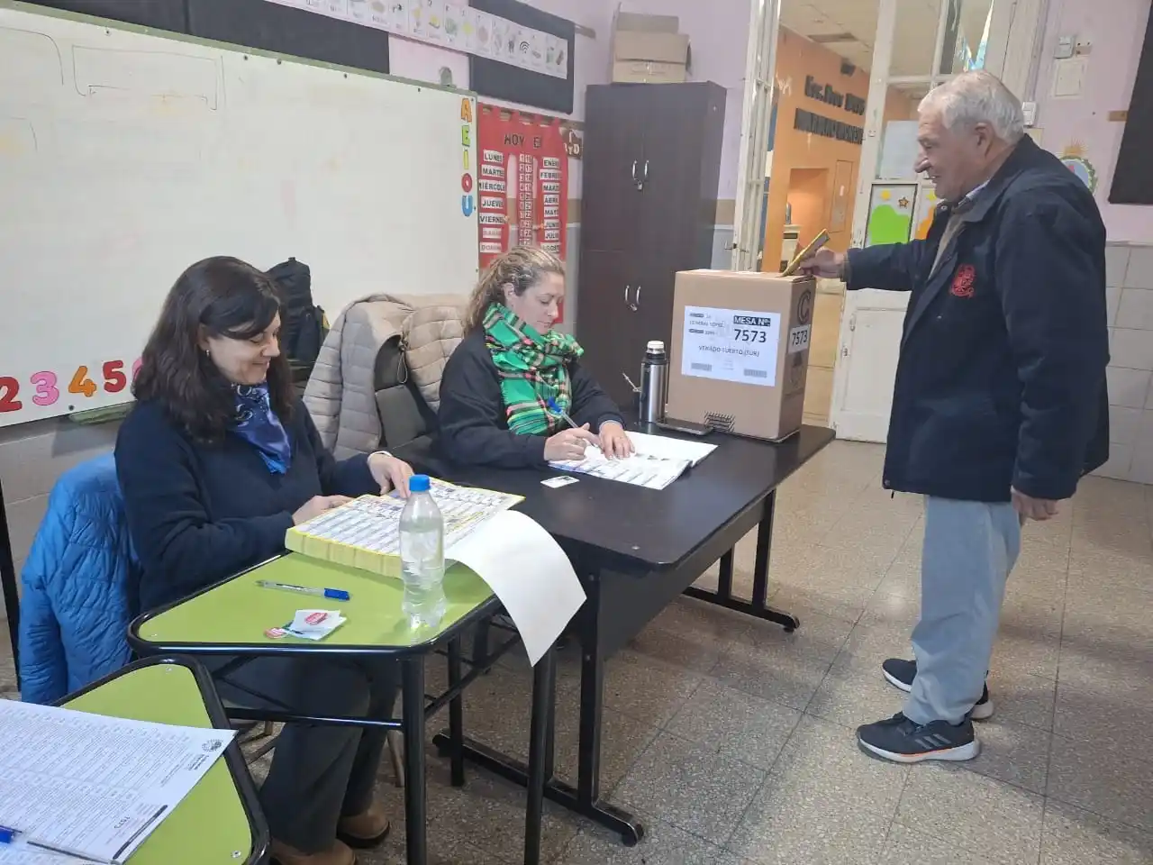 Solo se permite votar con el ejemplar del DNI que figura en el padrón o uno posterior. Foto: Sur24.