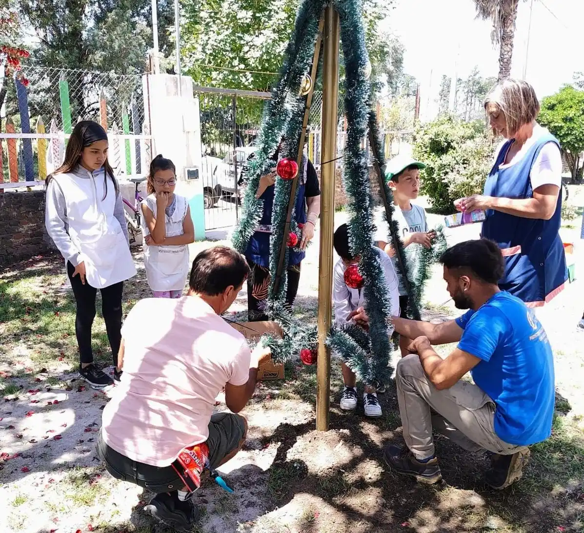 Vecinos de Lobería armaron árbolitos en las plazas