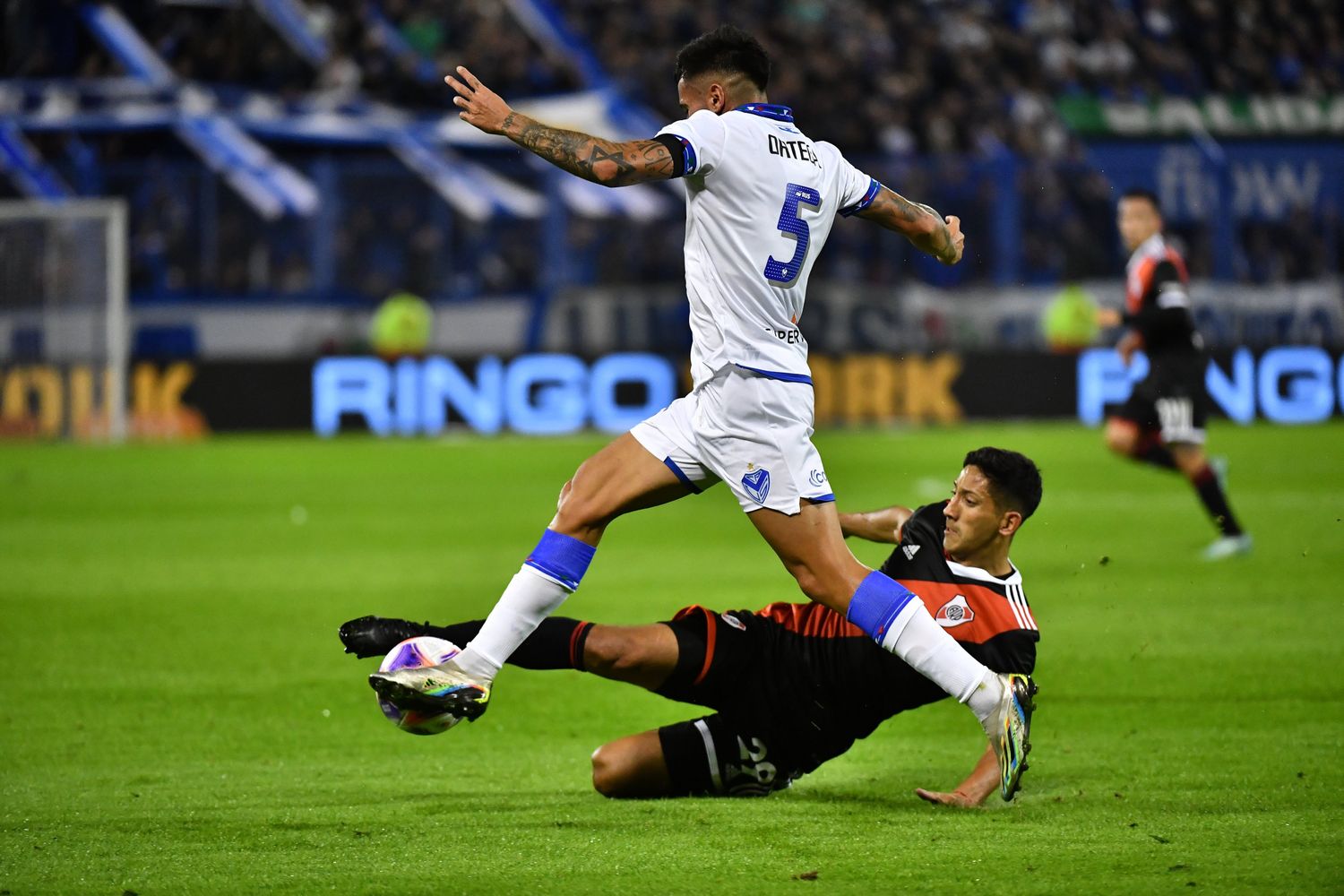 En un partido vibrante, Vélez y River igualaron 2 a 2 en Liniers