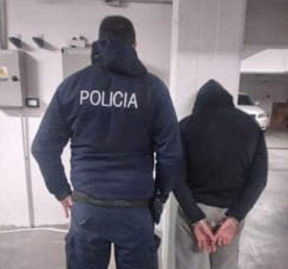 Aprehendieron a un menor de 16 y a otro de 19 cuando ingresaron a una cochera de un edificio para robar