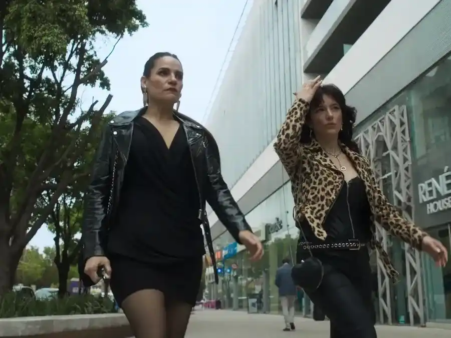 Con una estética kitsch y un tono de fuerte carga feminista, la serie presta especial atención al acompañamiento y las distintas dinámicas de la amistad y la solidaridad. Crédito: Gentileza.