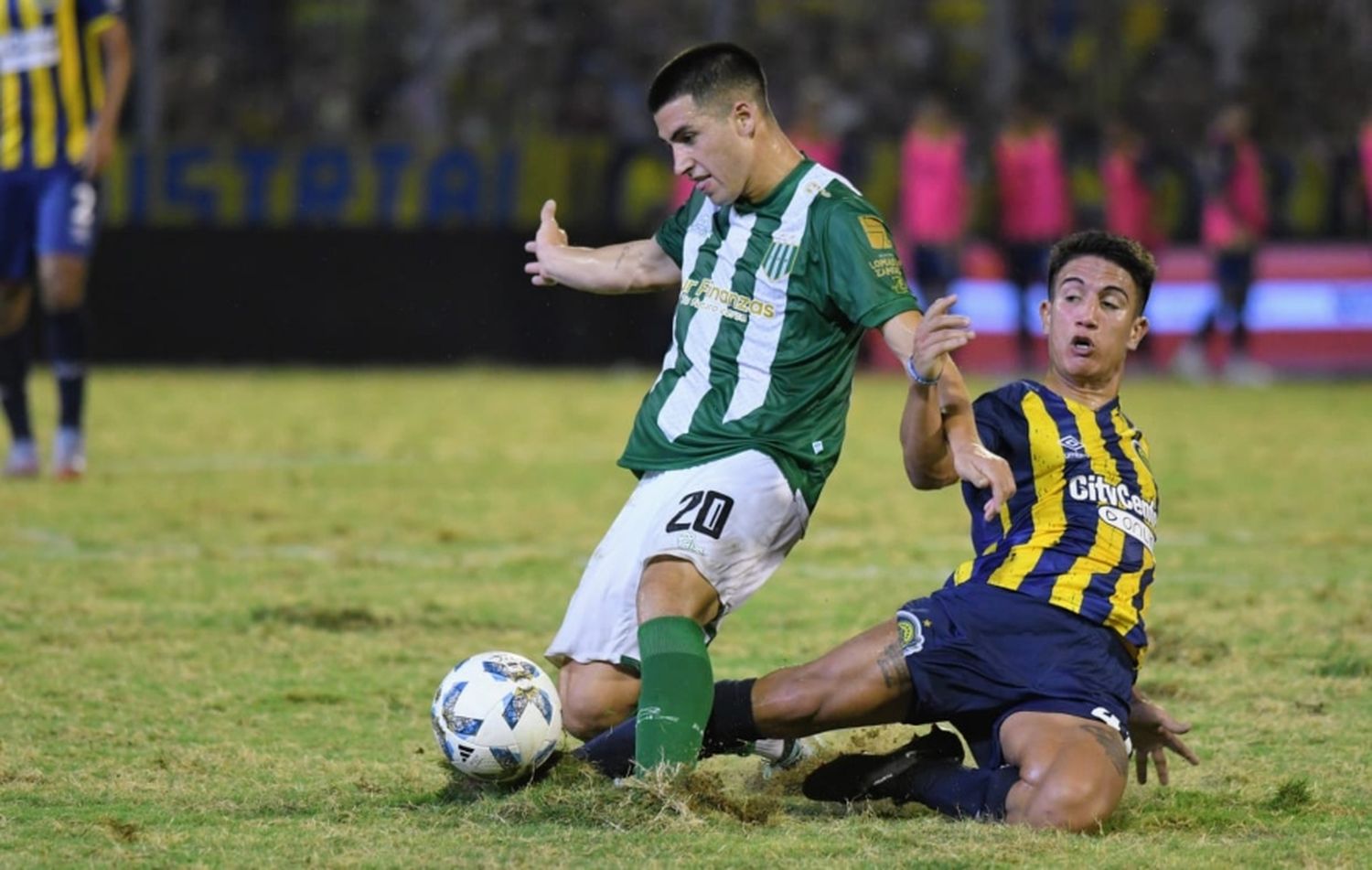 Central y Banfield no se sacaron ventaja, y padecieron el estado del campo de juego