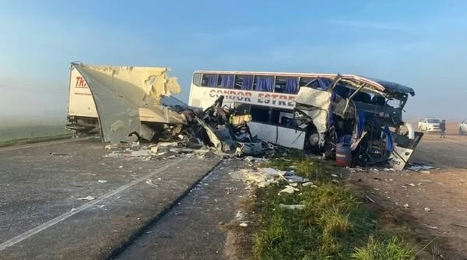 Tremendo choque frontal dejó el saldo de muertos y heridos