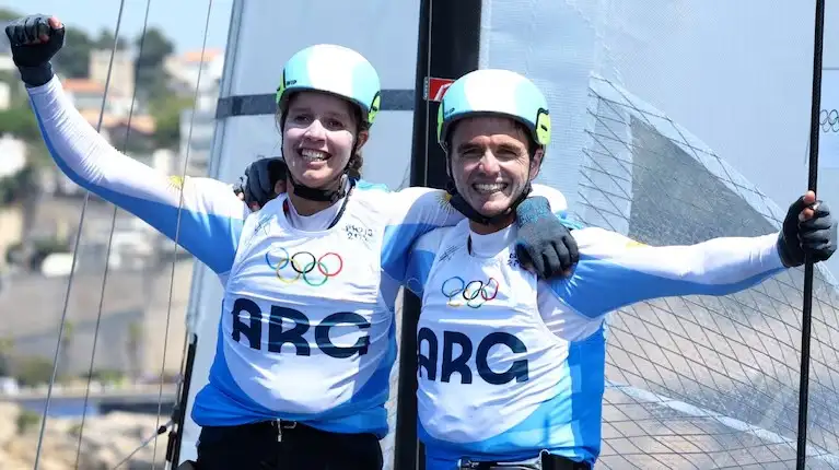 Mateo Majdalani y Eugenia Bosco son pareja de navegación desde 2017 y este jueves ganaron la medalla de plata.