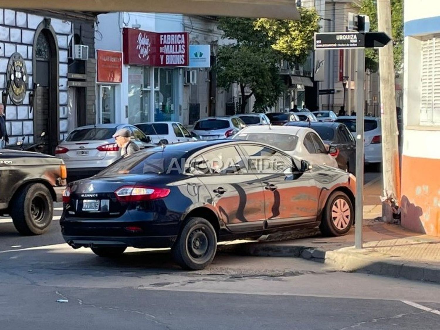 Un hombre mayor perdió el control de su vehículo y se estrelló contra una columna