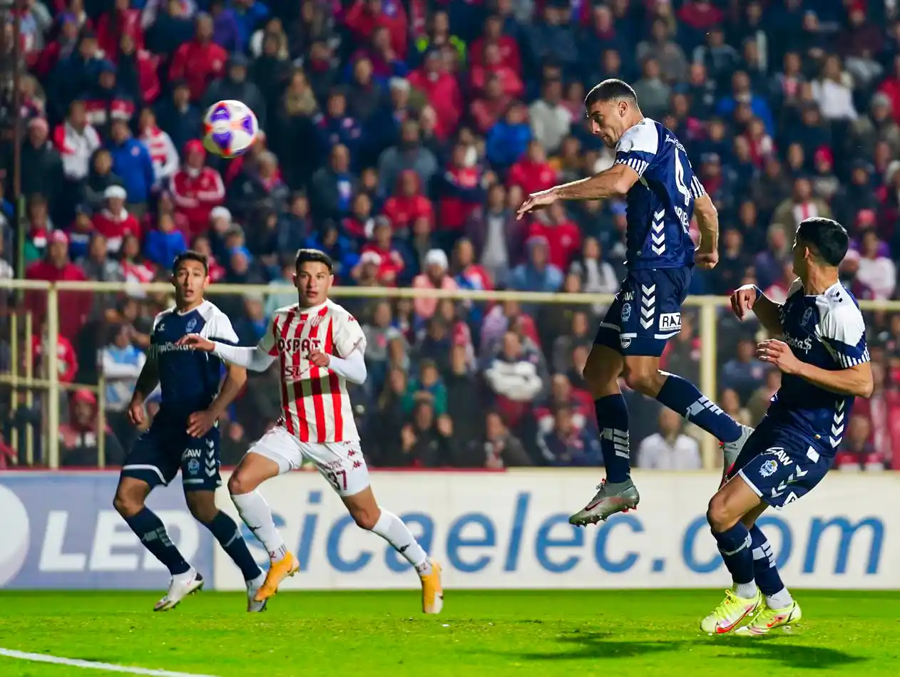 Morales abre el marcador con un cabezazo.