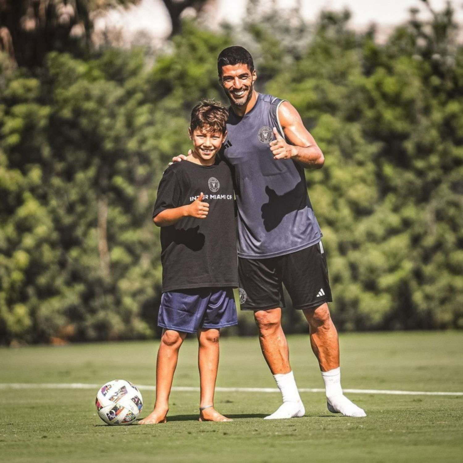 Divertido saludo entre el hijo de Luis Suárez y Messi ¡Imperdible!