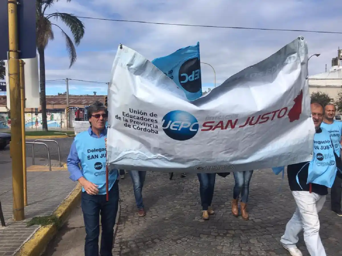 Paro docente este martes "contra represión" 