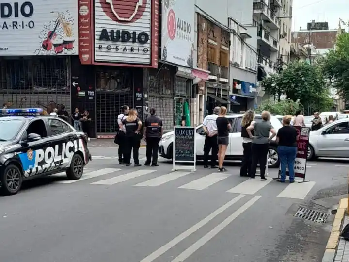 Vecinos y comerciantes se manifestaron en Rioja y Entre Ríos por reiterados cortes de luz y el tránsito fue interrumpido