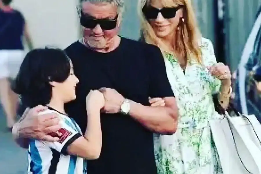 La imagen compartida por Sylvester Stallone con un hincha argentino (IG officialslystallone