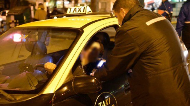 Rosario: Taxista detenido por consumir estupefacientes en plena calle