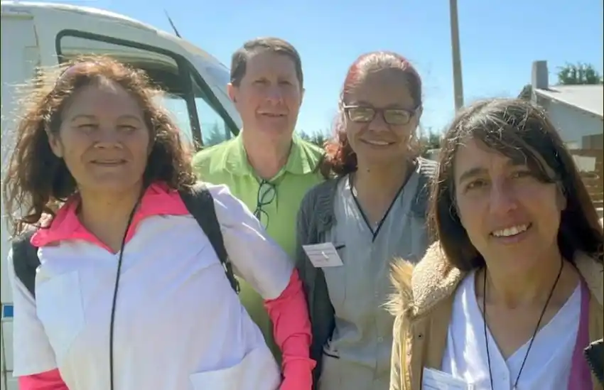 En Costa Bonita. Bárbara, Oscar, chofer de la ambulancia, la enfermera Julieta Del Hoyo y la licenciada en Enfermería María del Carmen González, en un trabajo conjunto sobre detección de personas con hipertensión