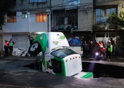 Video: un camión repartidor cayó en un enorme socavón en plena calle de México