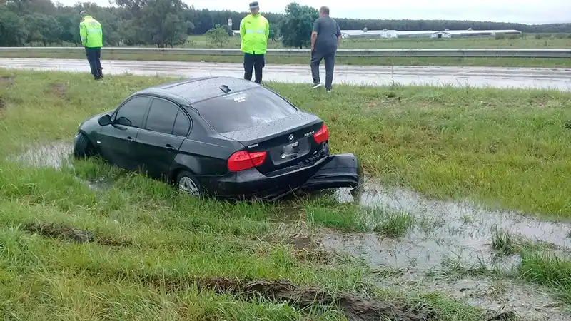 Un conductor despistó y chocó contra el guardarrail en la Autovía Artigas