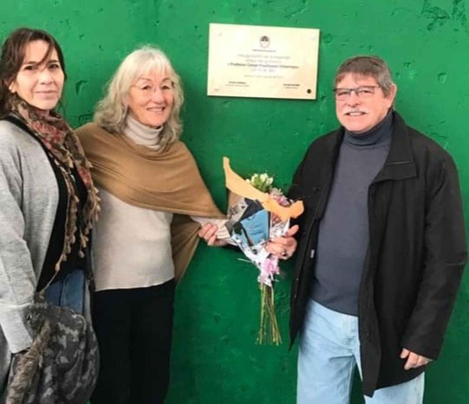 Raquel Barrionuevo, autora del proyecto; Silvia Villarroya, hija de César; y Oscar Mora, el niño que venía en el auto en el 72.