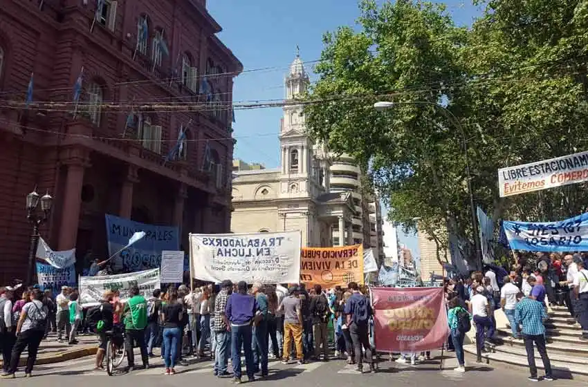 Sin diálogo con la intendencia, municipales se manifestaron frente al Palacio de los Leones