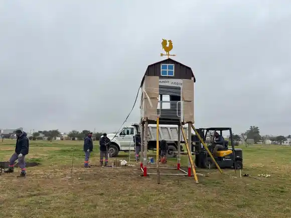 Comenzó la instalación de nuevos juegos infantiles en la Plaza de la Biodiversidad, en barrio El Bosque