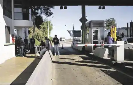 Empleados de peajes en rutas 33 y 8 paran por falta de pago
