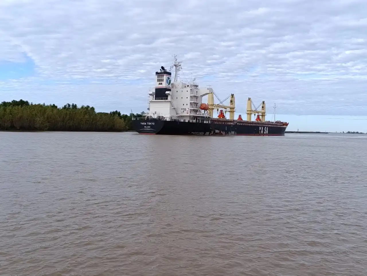 El buque quedó varado en el canal de acceso y hay una investigación en marcha.