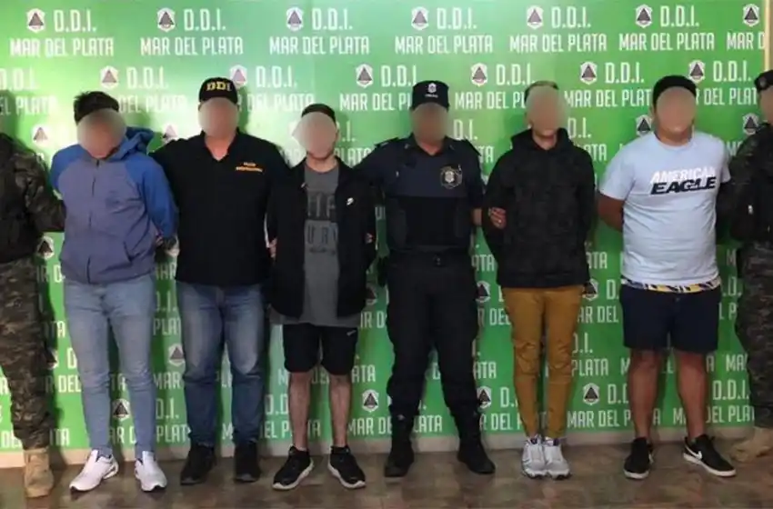 Detienen a cuatro hombres acusados de golpear brutalmente a un joven durante un robo