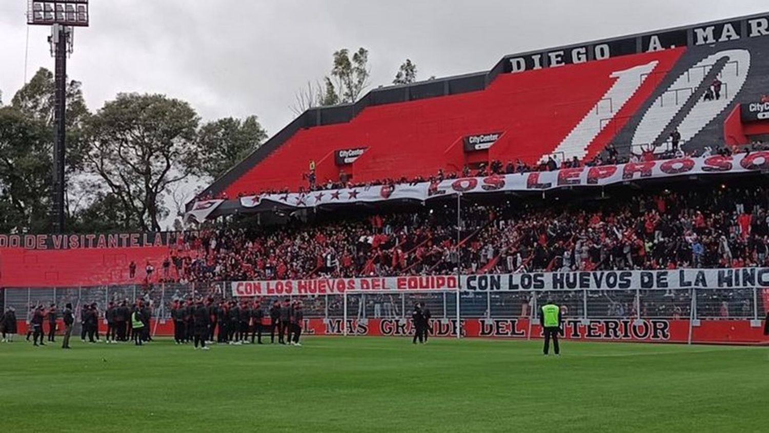 En un clima enrarecido por la violencia, se realizó el tradicional banderazo leproso